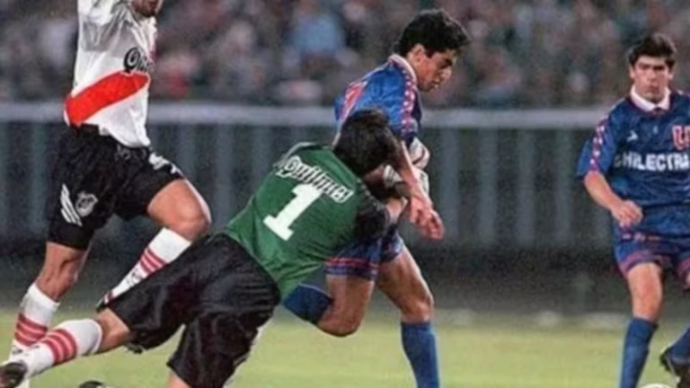 Jugadores de Universidad de Chile y River Plate durante la semifinal de Copa Libertadores 1996 en el Estadio Monumental de Buenos Aires, partido recordado por el polémico arbitraje de Alfredo Rodas