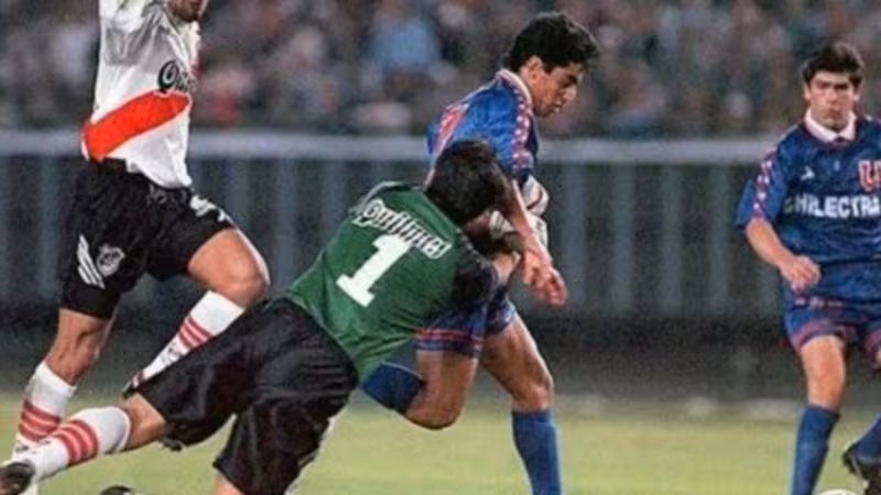 Jugadores de Universidad de Chile y River Plate durante la semifinal de Copa Libertadores 1996 en el Estadio Monumental de Buenos Aires, partido recordado por el polémico arbitraje de Alfredo Rodas